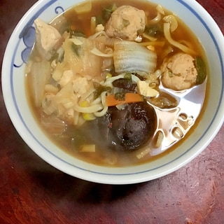 まぐろ団子と椎茸や野菜の煮込みうどん。